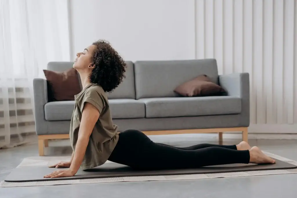 A woman in Los Angeles doing strength training at home without equipment, perfect for beginners