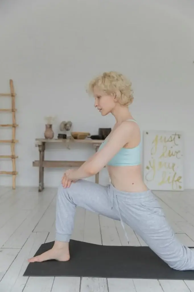 A young woman in the U.S. doing lunges at home - strength training without equipment